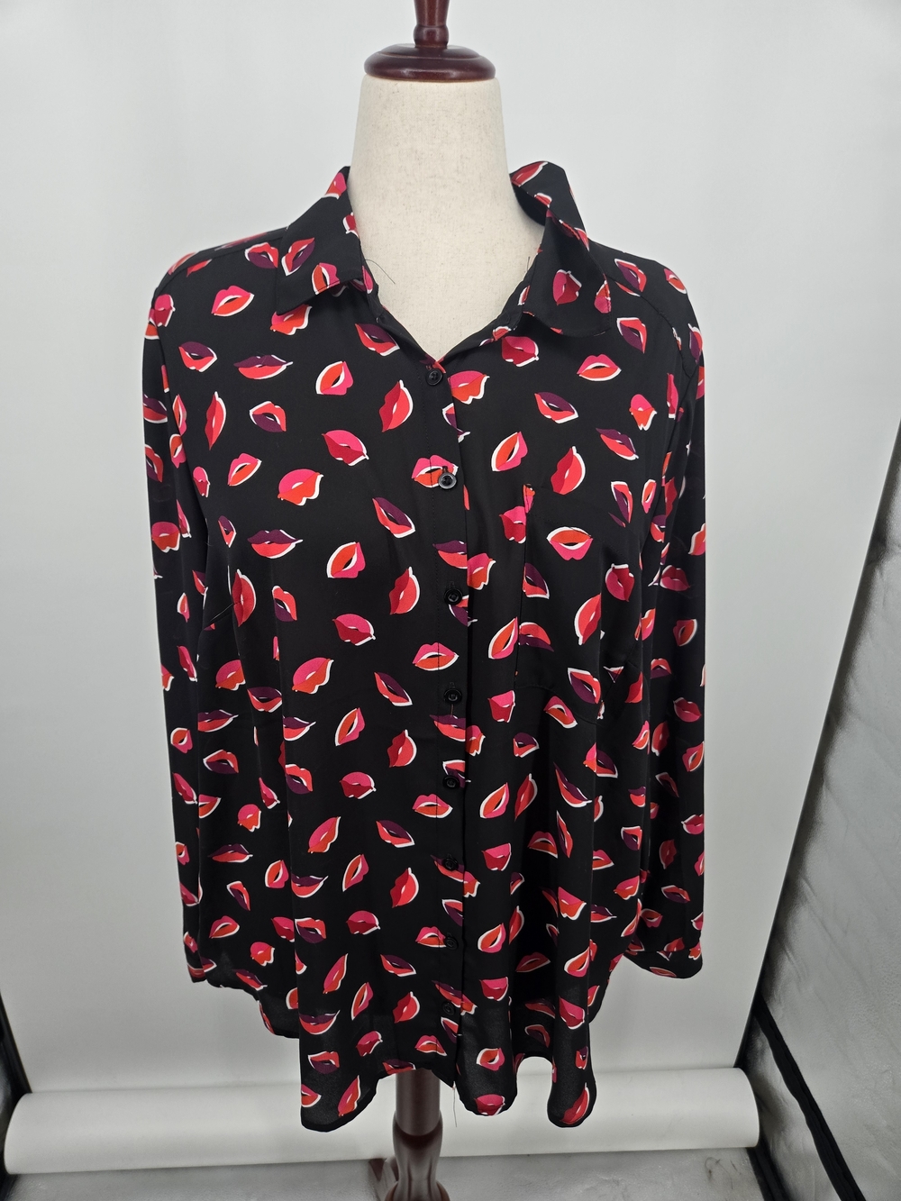 torrid Black Button-Front Blouse with Red & Pink Lip Print Size 2 (2X) 6774